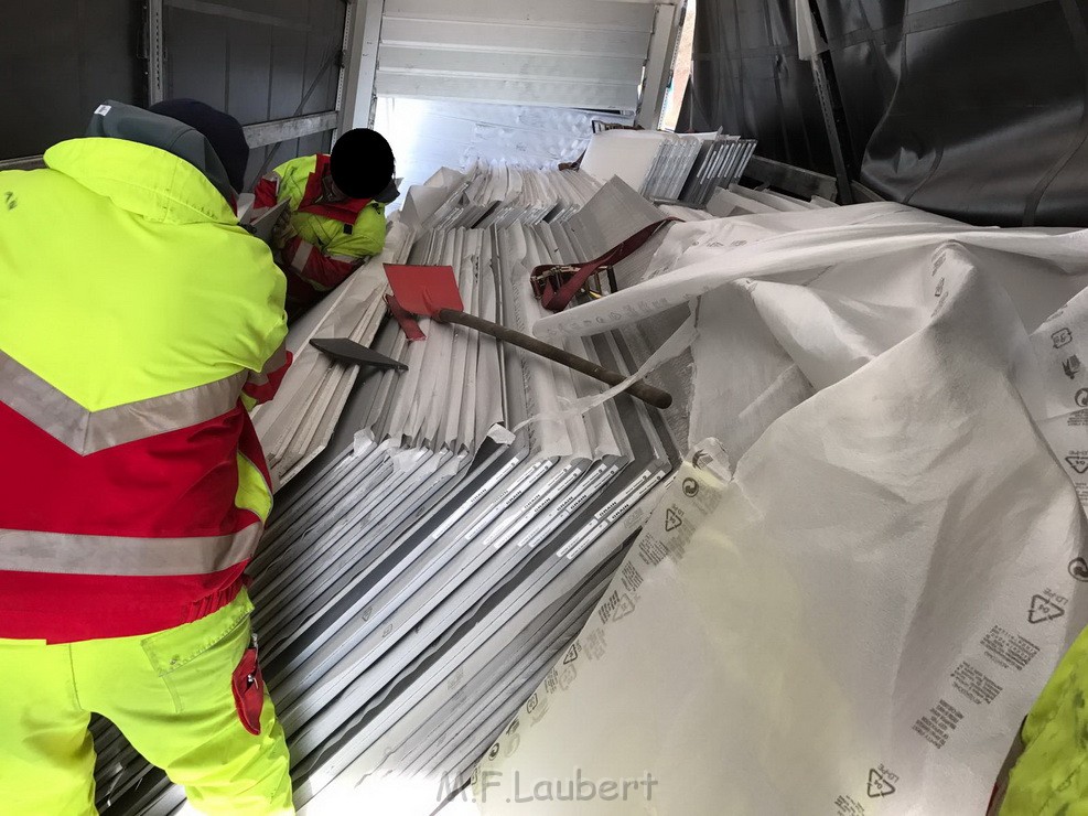 LKW Ladung verschoben A 3 Rich Oberhausen Hoehe AS Koeln Dellbrueck SP P17.jpg